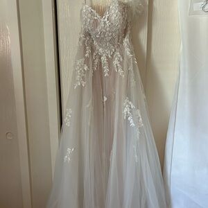 Elegant White Lace Wedding Dress